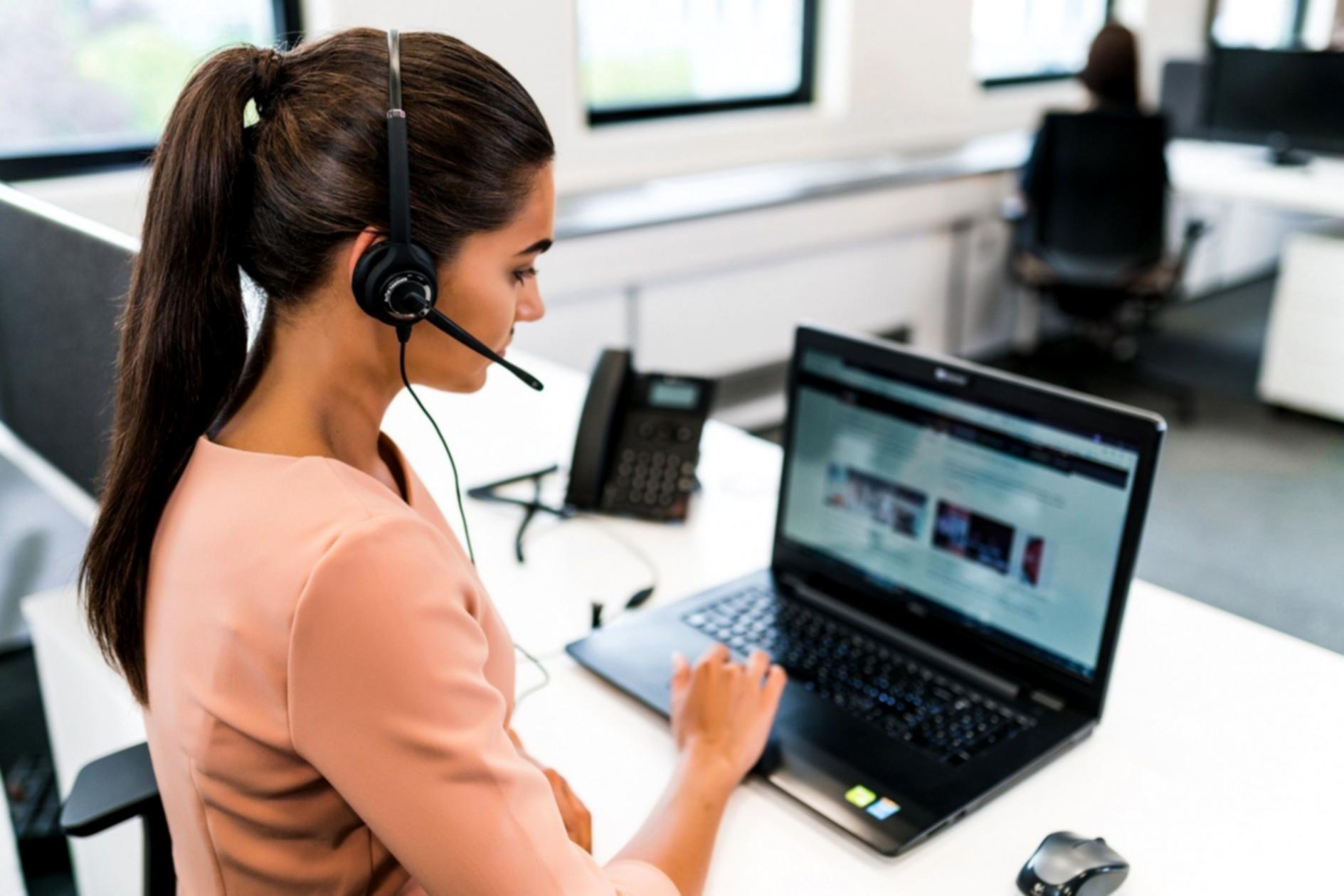 Teilnehmer während einer interaktiven Finanzwebinar-Session